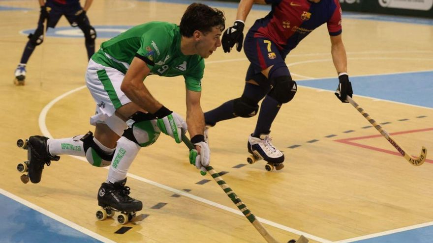 Fabri Ciocale se lleva la bola ante el Barça. | Germán Barreiros/Roller Agencia