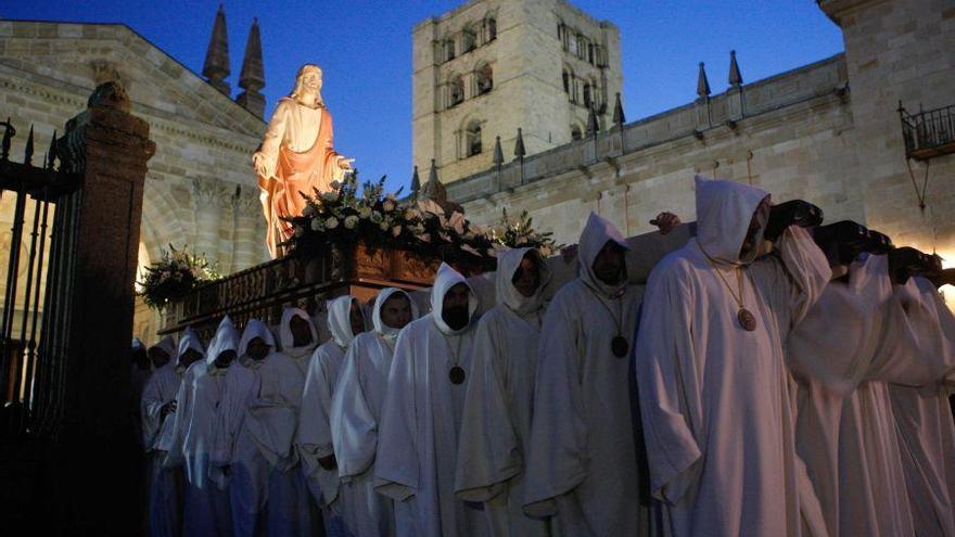 Jesús Luz y Vida sale de la Catedral en la Semana Santa de 2017.