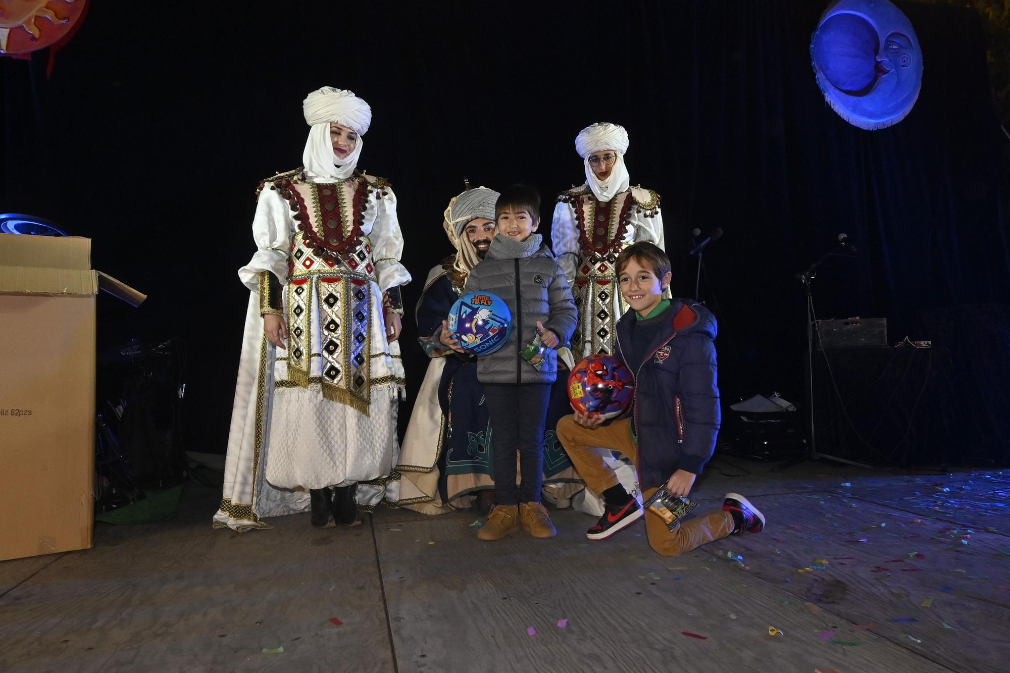 Los peques de Castelló entregan al Cartero Real las misivas con sus deseos. Encuentra tu foto.