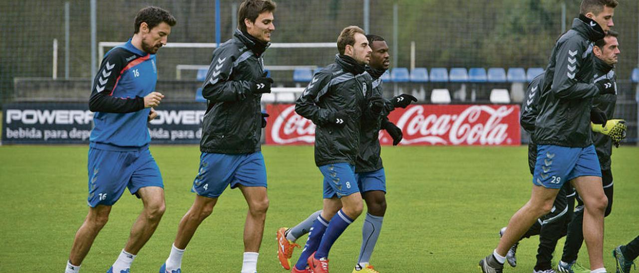 Por la izquierda, Toché, Vila, Font, Omgba, Cristian Rivera y Esteban, ayer, en el entrenamiento del Oviedo en El Requexón.