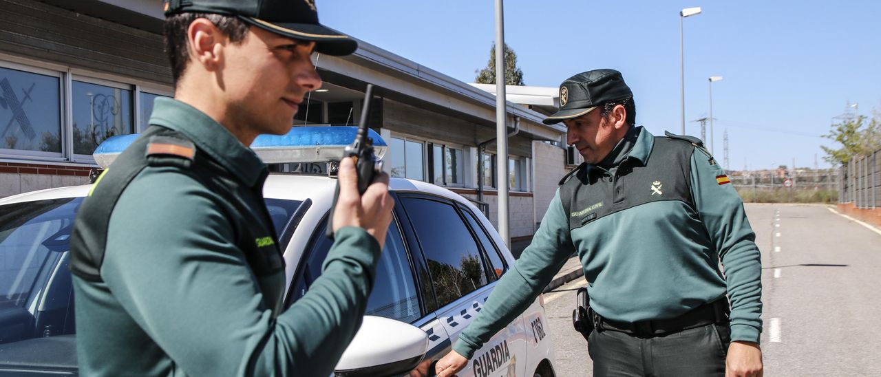 Dos agentes de la Guardia Civil se preparan para asistir a una denuncia recibida en la comandancia de la capital cacereña.