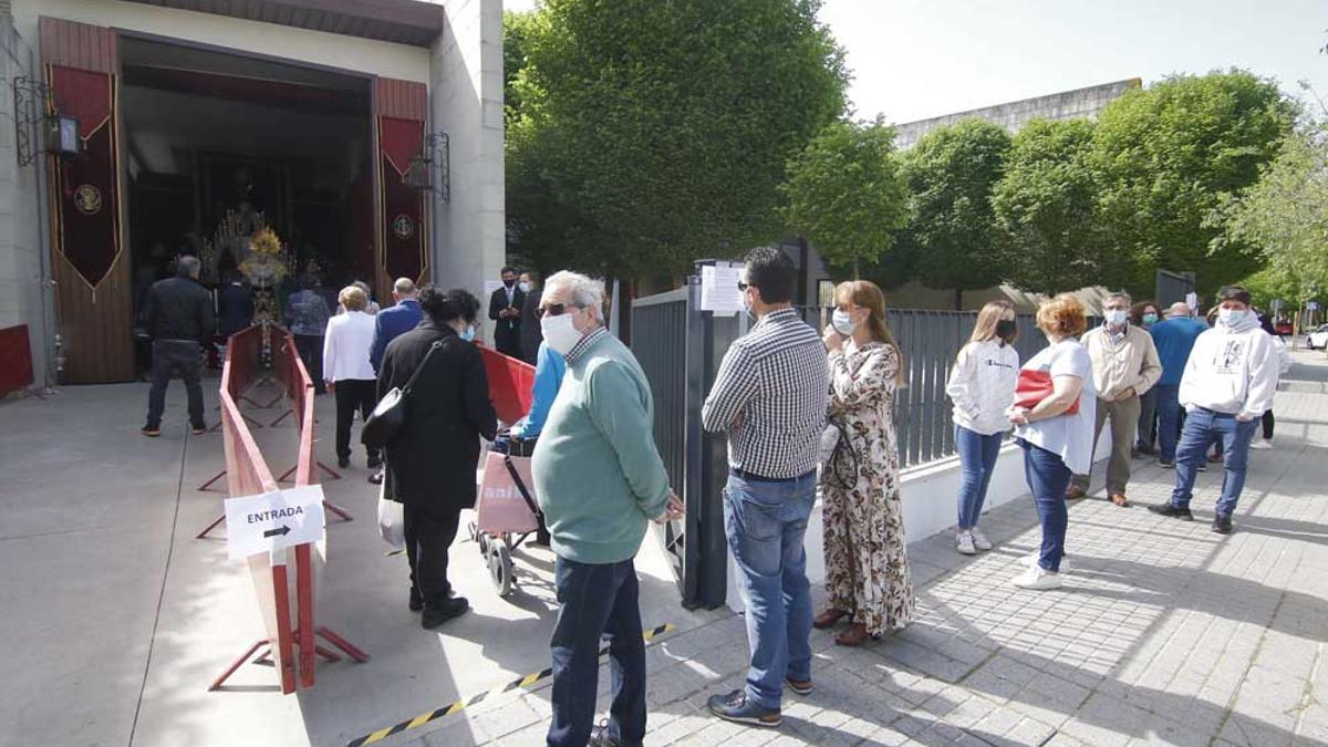 Cola para ver las imágenes de la hermandad de la Cena, este Jueves Santo en Córdoba.