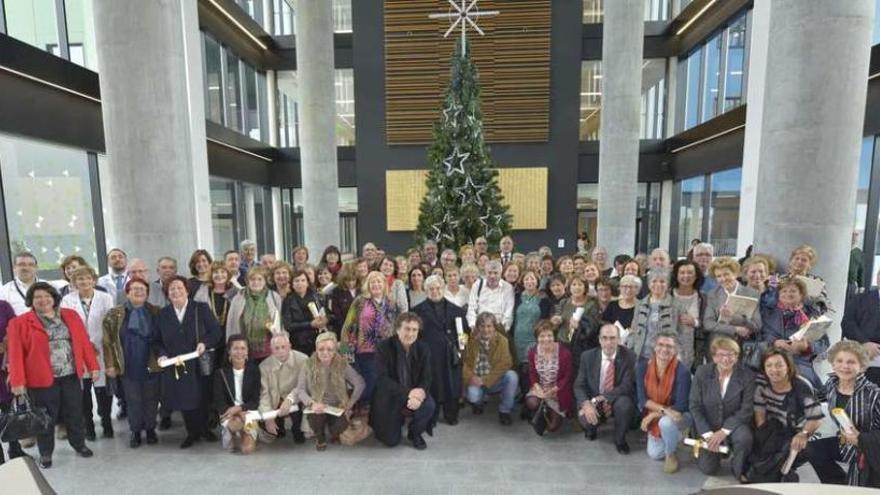 El conselleiro (agachado, quinto por la derecha), en la foto de familia de los jubilados del área sanitaria en 2015. // Alfonso Lubián