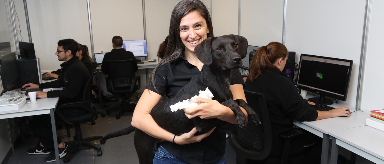 Bibiana Rodiño, en las instalaciones de Beta Implants, en Salvaterra, con Nera en sus brazos