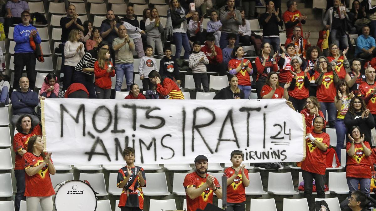 La grada d&#039;animació dels GirUNIns va desplegar una pancarta de recolzament a Irati Etxarri.