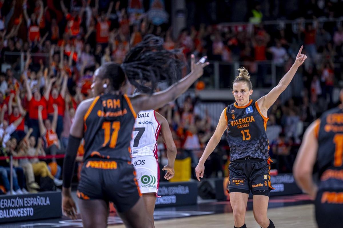 Leo Fiebich celebra uno de sus cuatro triples en la semifinal de Copa.