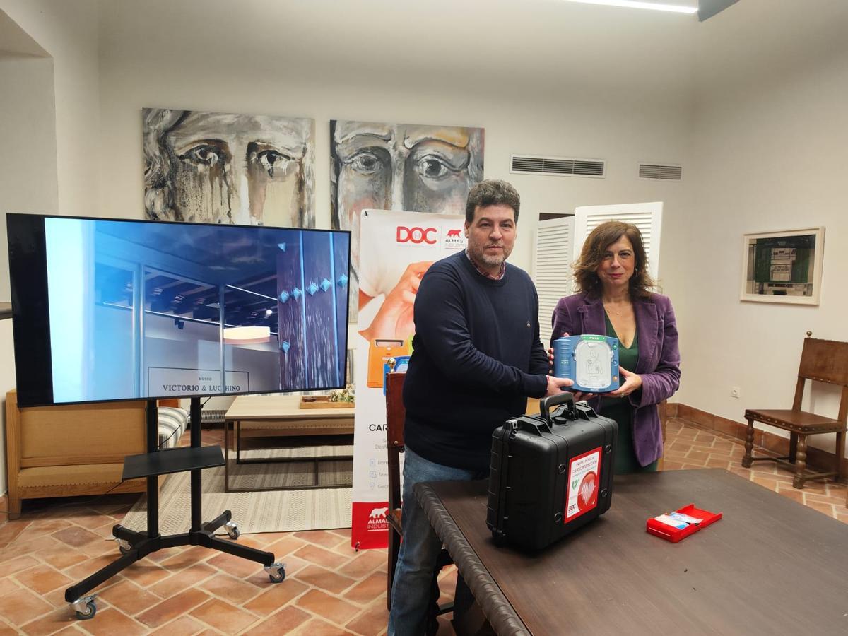 Francisco Navarro y Matilde Esteo muestran el material adquirido.