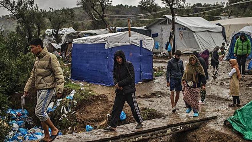 Refugiats creuen un pont de fusta al camp de refugiats de Moria, a l&#039;illa de Lesbos.