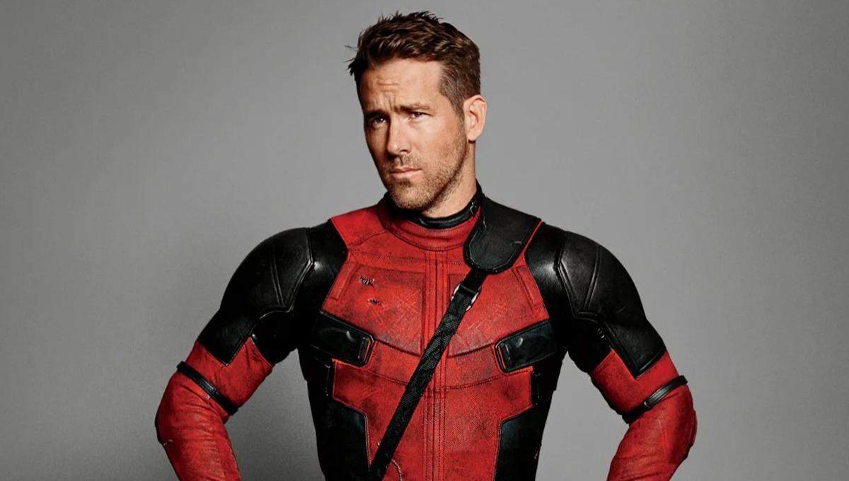 Ryan Reynolds vestido como Deadpool.