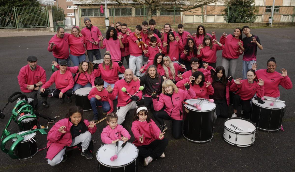 La charanga «Kop’a Vino», en un ensayo en el patio del colegio Nicanor Piñole. | JUAN PLAZA