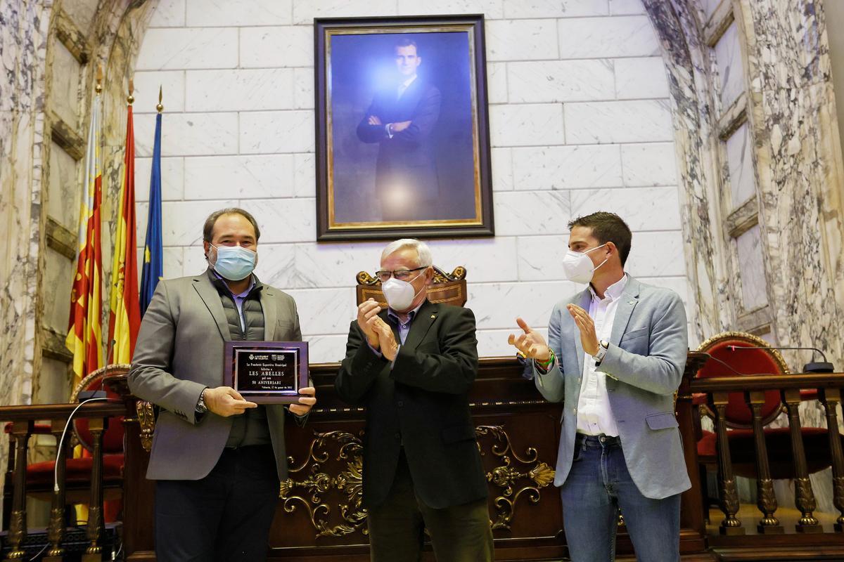 Entrega de placa conmemorativa a Les Abelles