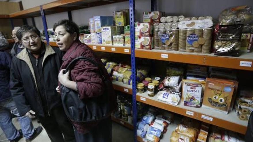 Los productos están colocados en estanterías en las que se señala el valor en puntos de cada uno.