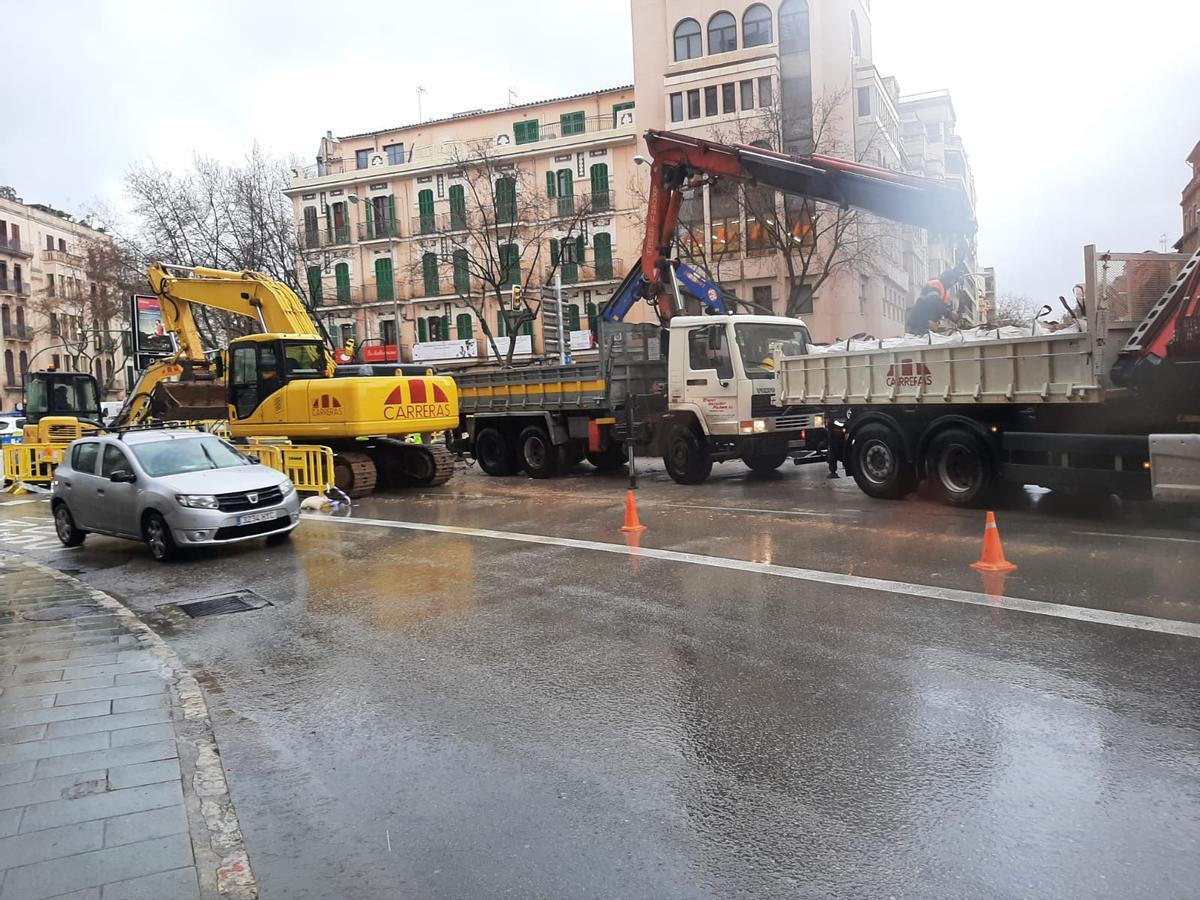 La borrasca Juliette provoca un socavón en las avenidas de Palma La borrasca Juliette provoca un socavón en las avenidas de Palma