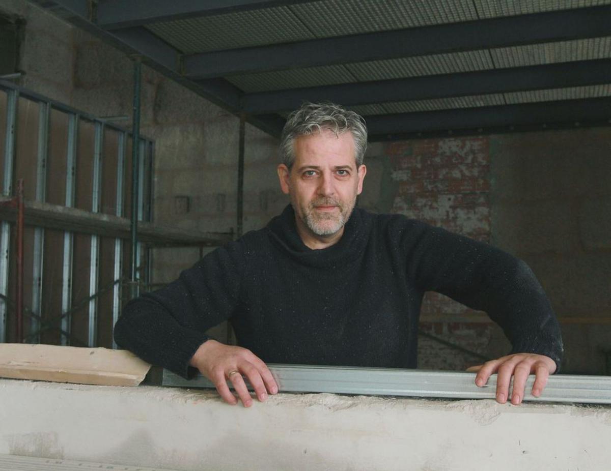 Miguel González en las obras de
 su actual restaurante.  |  Iñaki Osorio