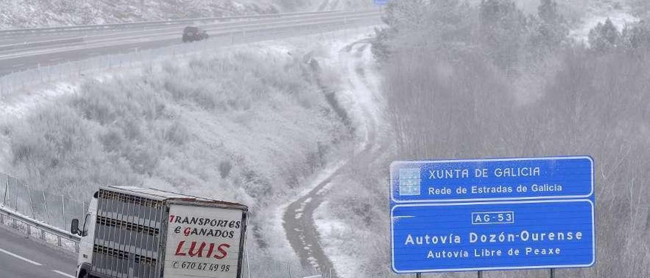 Tránsito en la autovía Dozón-Ourense durante una nevada en febrero del año pasado. // Bernabé/Javier Lalín