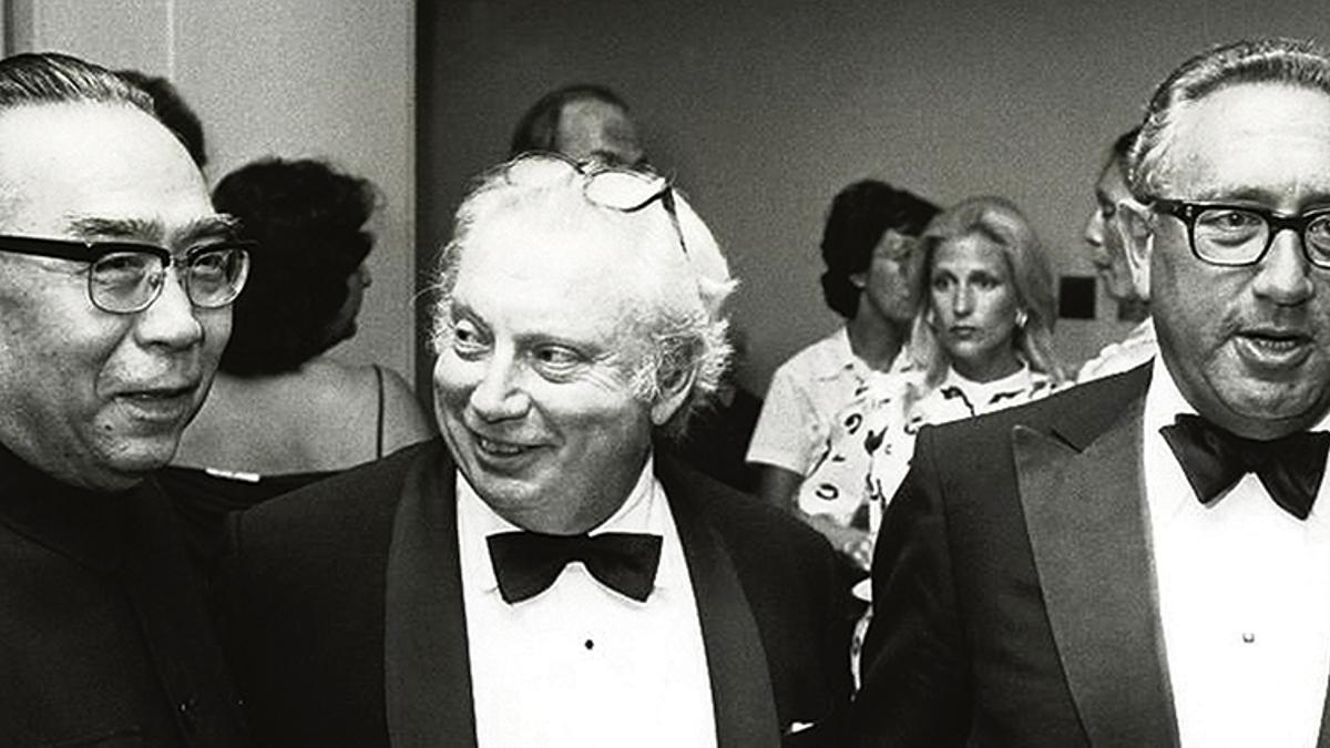 Huang Hua, Isaac Stern y Henry Kissinger. Fiesta de apertura de la ópera de Pekin, en el Metropolitan Opera House (Nueva York)