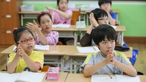 Alumnos de una escuela primaria escuchan las instrucciones de su profesor en Seúl, Corea del Sur, en una imagen de archivo.