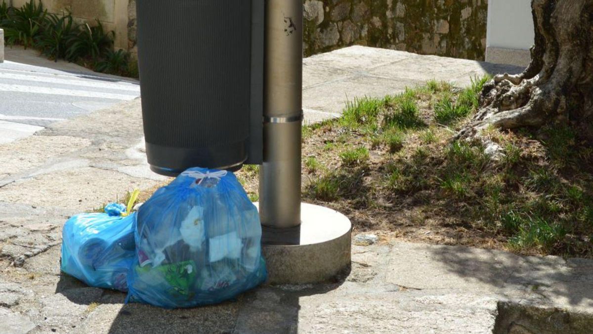 Bolsas de basura en el suelo.