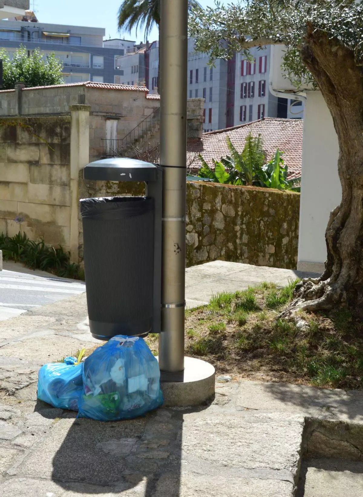 Sanxenxo analizará las bolsas de basura tiradas en la calle para localizar a los infractores