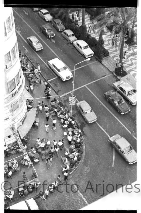 Así era el tráfico en la ciudad de Alicante en los años 60 y 70 en pleno verano