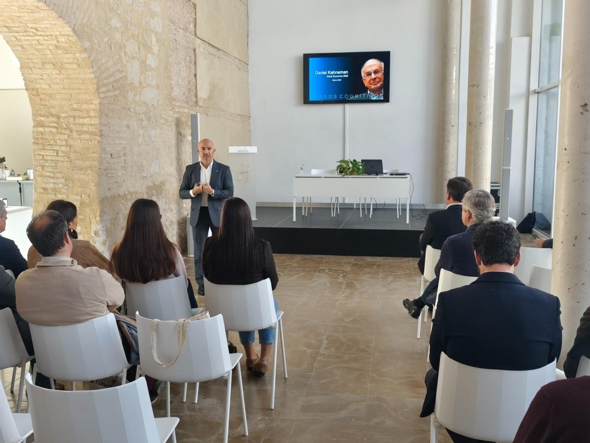 El profesor Miguel Ángel Guisado, durante su exposición en la Casa de los Mora de lucena.