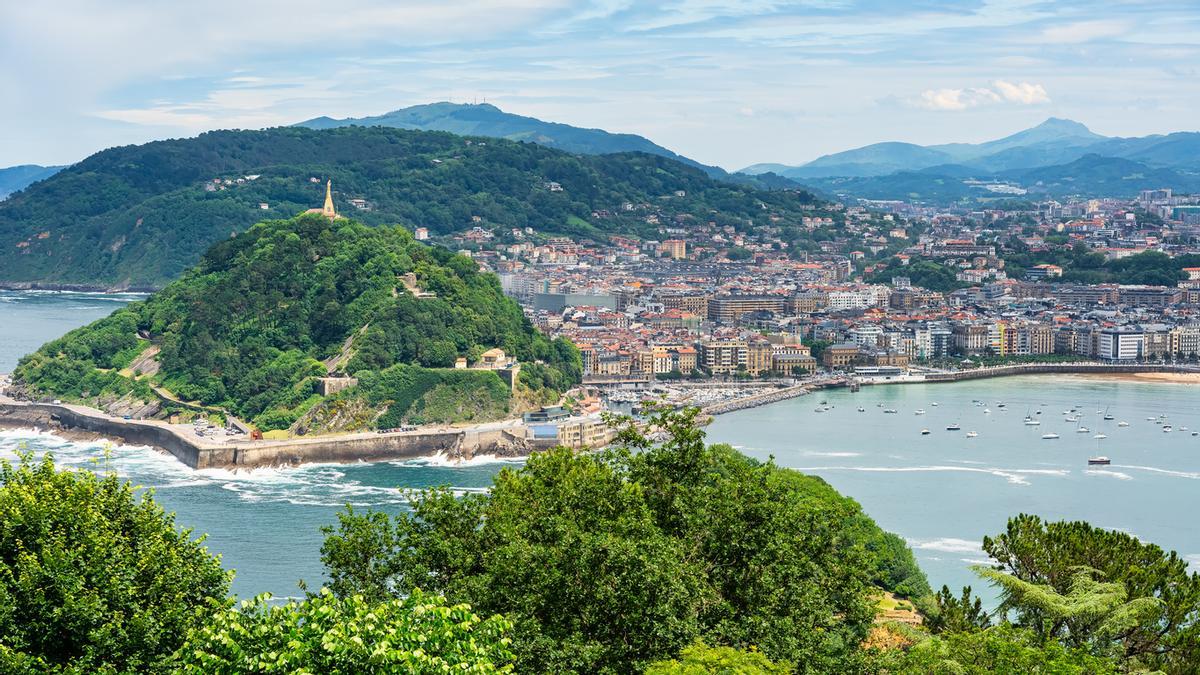 Isla Santa Clara y Monte Urgull en la bahía de la ciudad vasca de San Sebastián