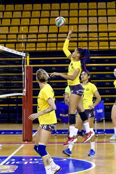 25-02-20 DEPORTES. CENTRO INSULAR DE LOS DEPORTES. LAS PALMAS DE GRAN CANARIA. Entrenamiento y foto de grupo del equipo femenino de volleyball IBSA 7 Palmas.    Fotos: Juan Castro.  | 25/02/2020 | Fotógrafo: Juan Carlos Castro