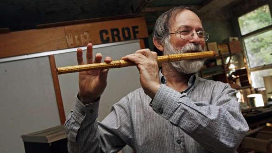 Carlos Rodríguez (Crof) en su taller de Berres tocando una flauta hecha de mimbre.  // Bernabé/Cris M.V.