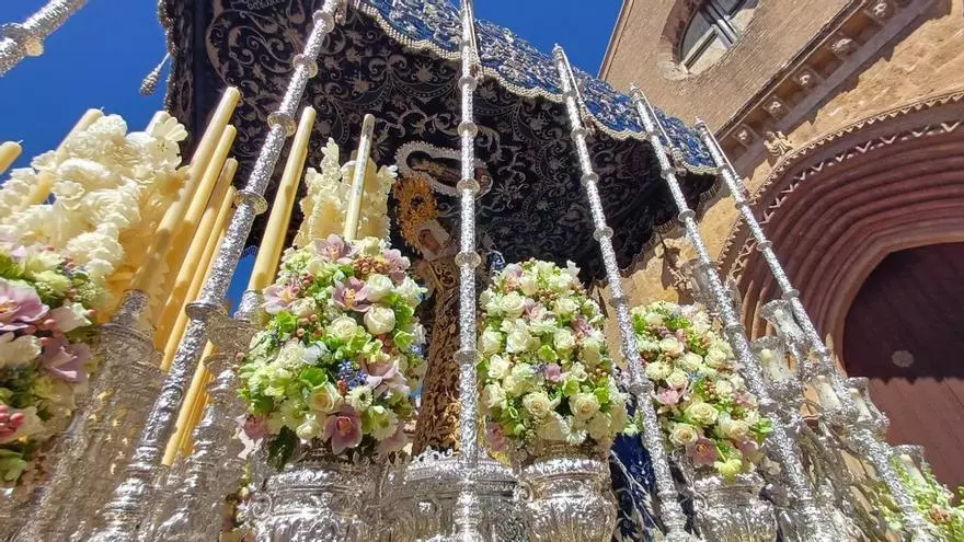Vídeo | La Virgen de La Hiniesta sale de Santa Marina