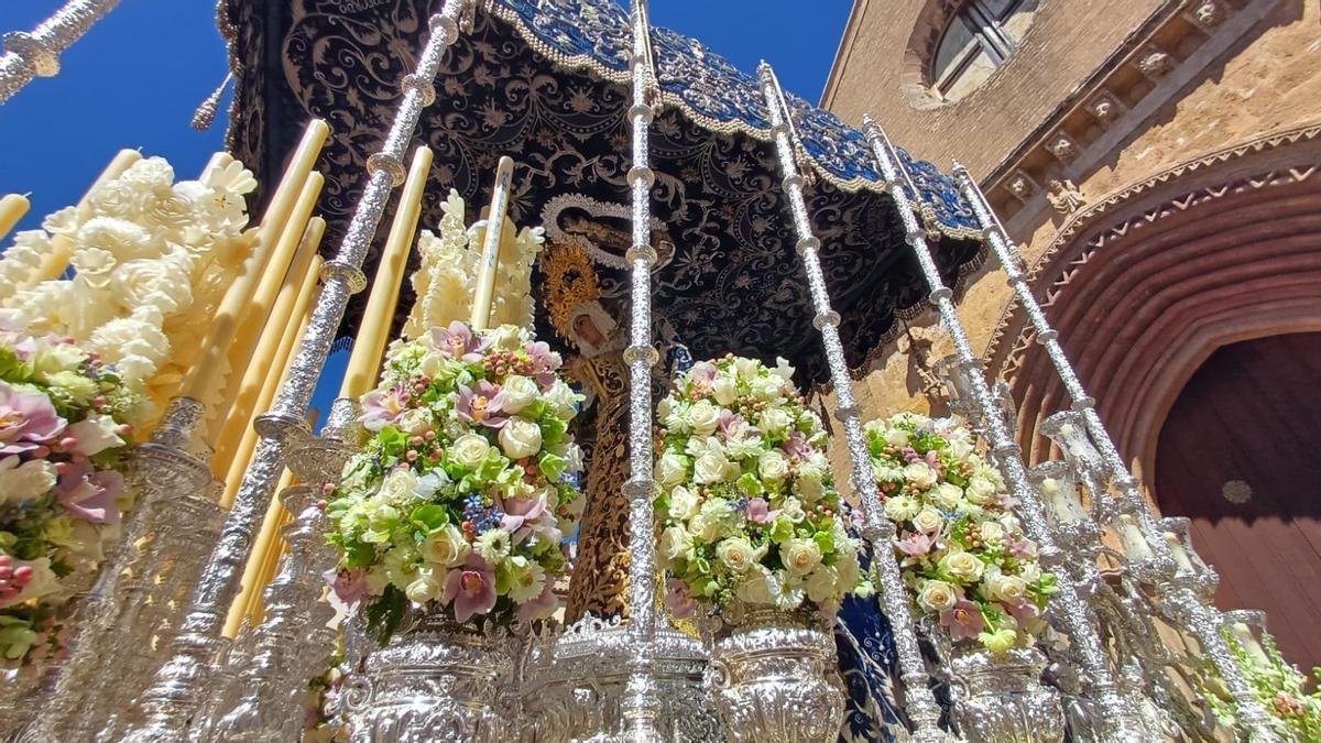 Vídeo | La Virgen de La Hiniesta sale de Santa Marina