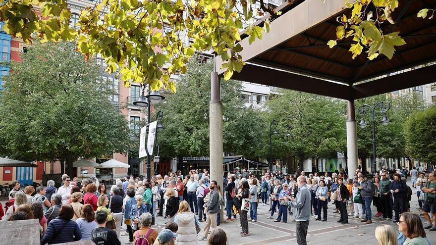 Nuevo éxito de convocatoria en las rutas urbanas por Gijón con el geógrafo David Alonso