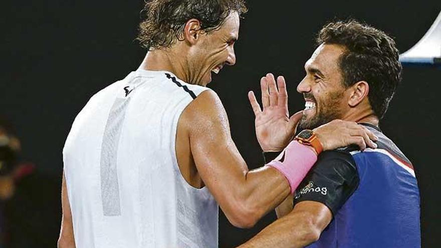 Rafel Nadal y Víctor Estrella Burgos sonríen al término del partido.