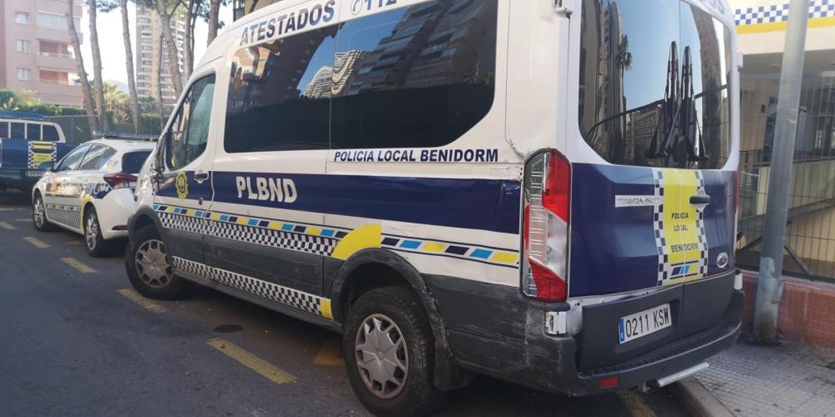 Destrozos por un autobús robado en Benidorm