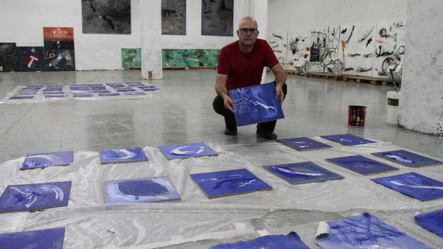 Antón Patiño, ayer, en su taller en Vigo, con una de las piezas de &quot;Océanos&quot;.