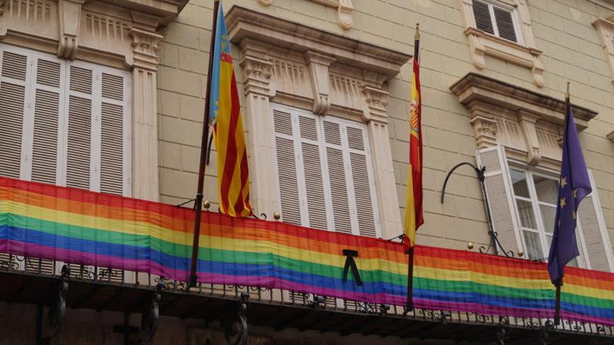 El crespón negro luce en la bandera multicolor del Ayuntamiento de Orihuela en homenaje a las víctimas de Orlando