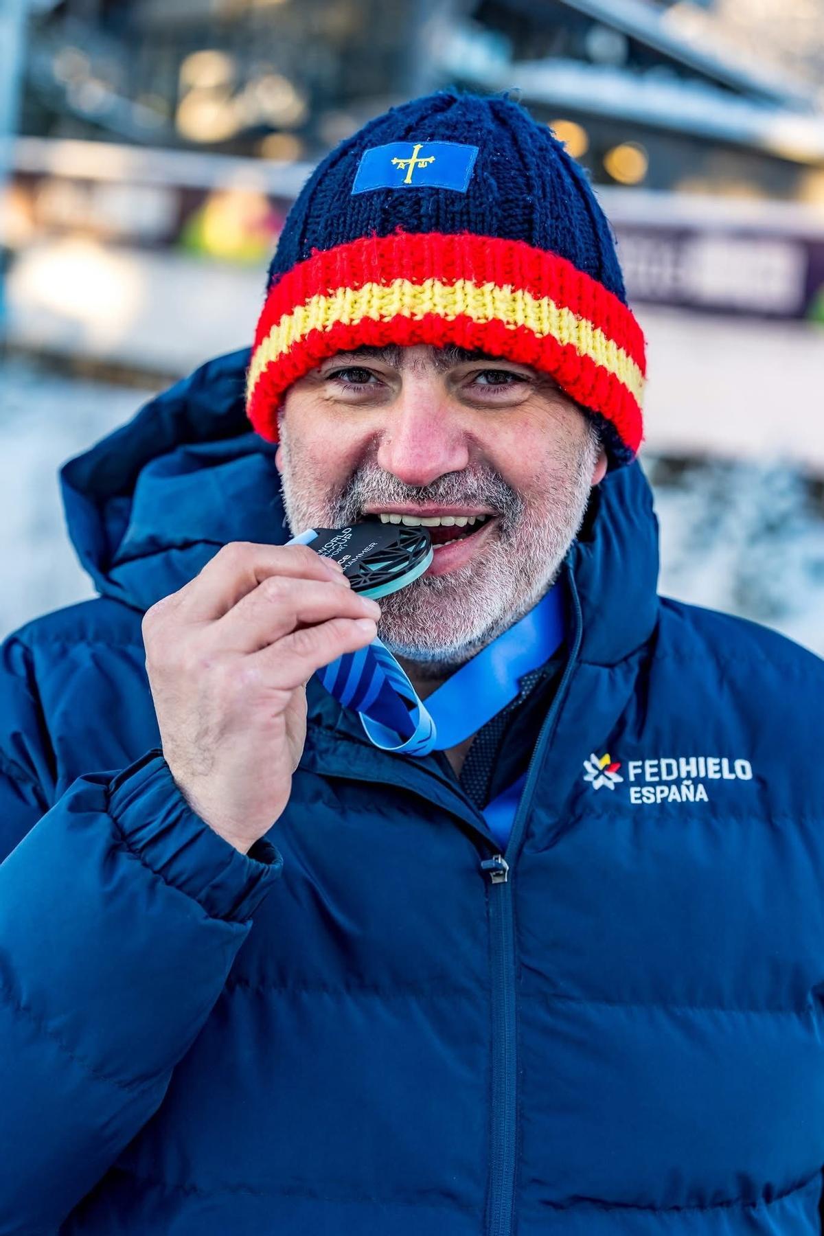 Israel Blanco Amorín con una de las medallas obtenidas en Noruega.