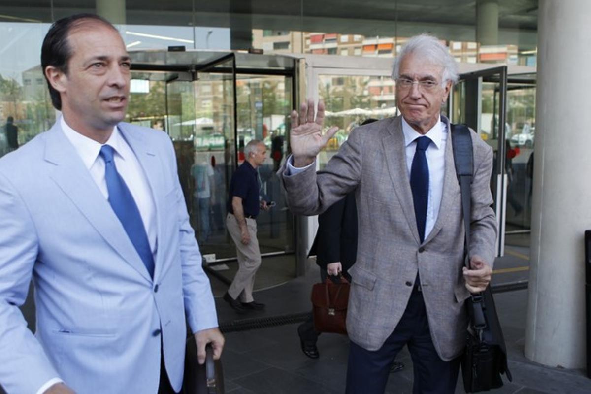 Albert Folia (derecha), acompañado de su abogado, este miércoles, en los juzgados de Barcelona.