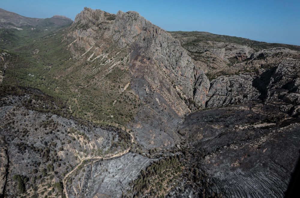 Vistas aéreas del incendio de Bolulla