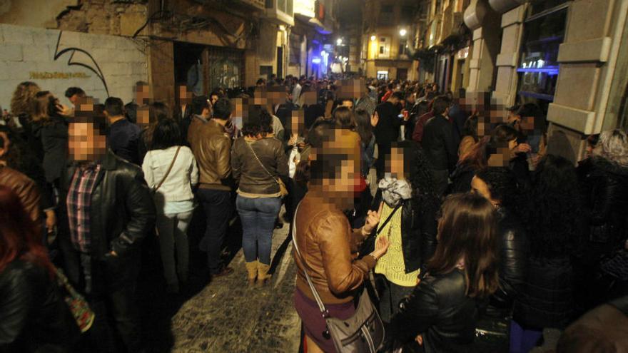 La calle Aire, repleta de gente en una de las muchas madrugadas festivas del centro de Cartagena.