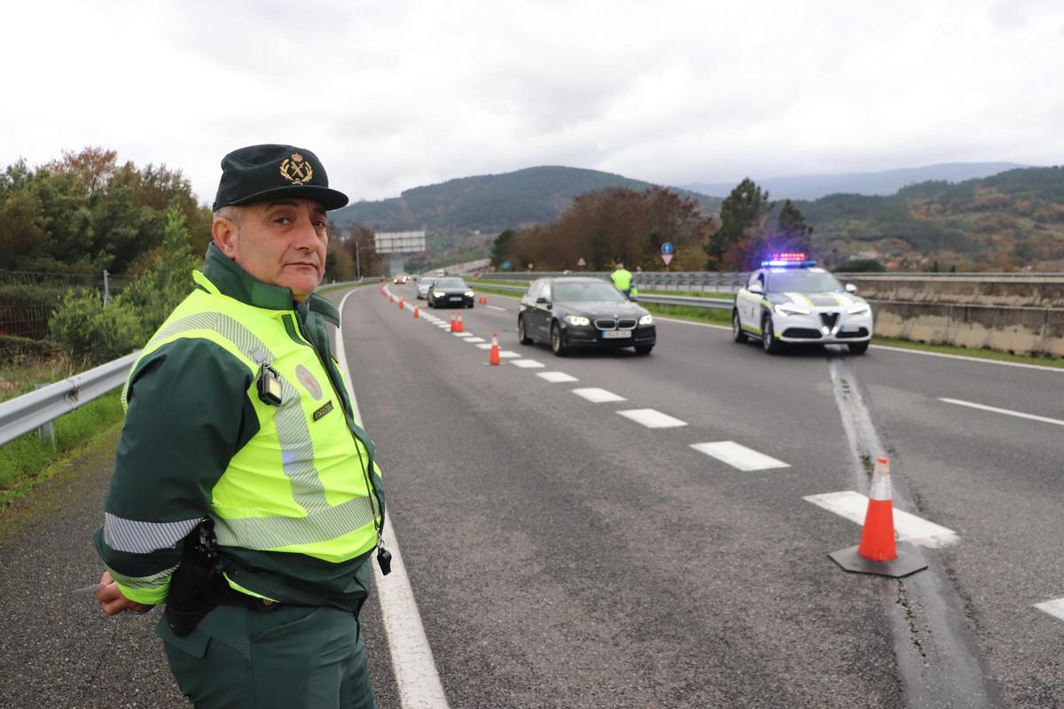 El teniente Juan Carlos Nogueiras, en el punto de control.