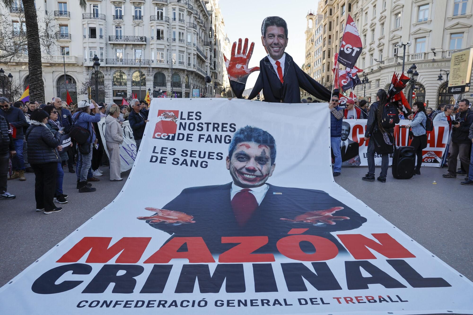 VALENCIA, 29/03/2025.- Sexta manifestación en la ciudad de València para reclamar la dimisión del president de la Generalitat Valenciana, Carlos Mazón, por su gestión de la dana del pasado 29 de octubre, este sábado, día en que se cumplen cinco meses de la catástrofe. EFE/ Ana Escobar