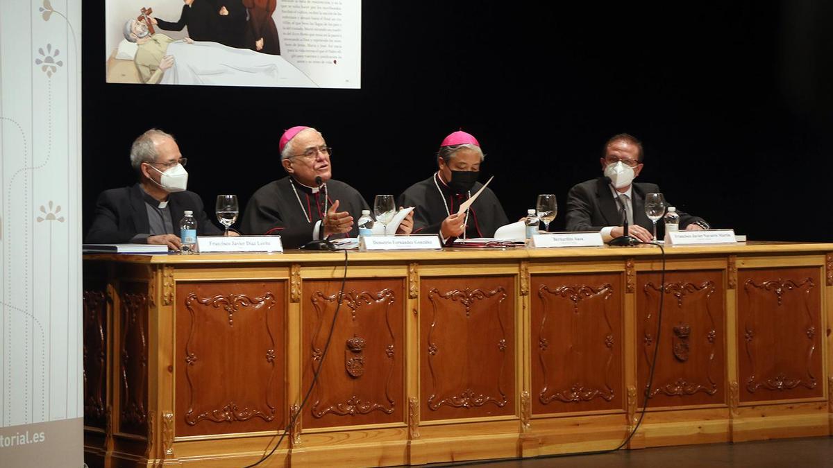 El obispo se dirige a los asistentes al Teatro Garnelo de Montilla.