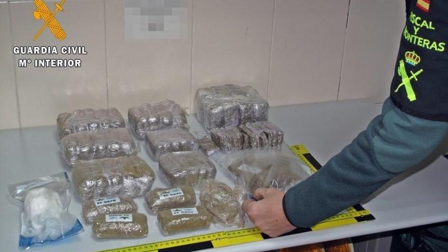 Detenidos en San Pedro de Mérida dos jóvenes con 4,5 kilos de hachís y 100 gramos de cocaína