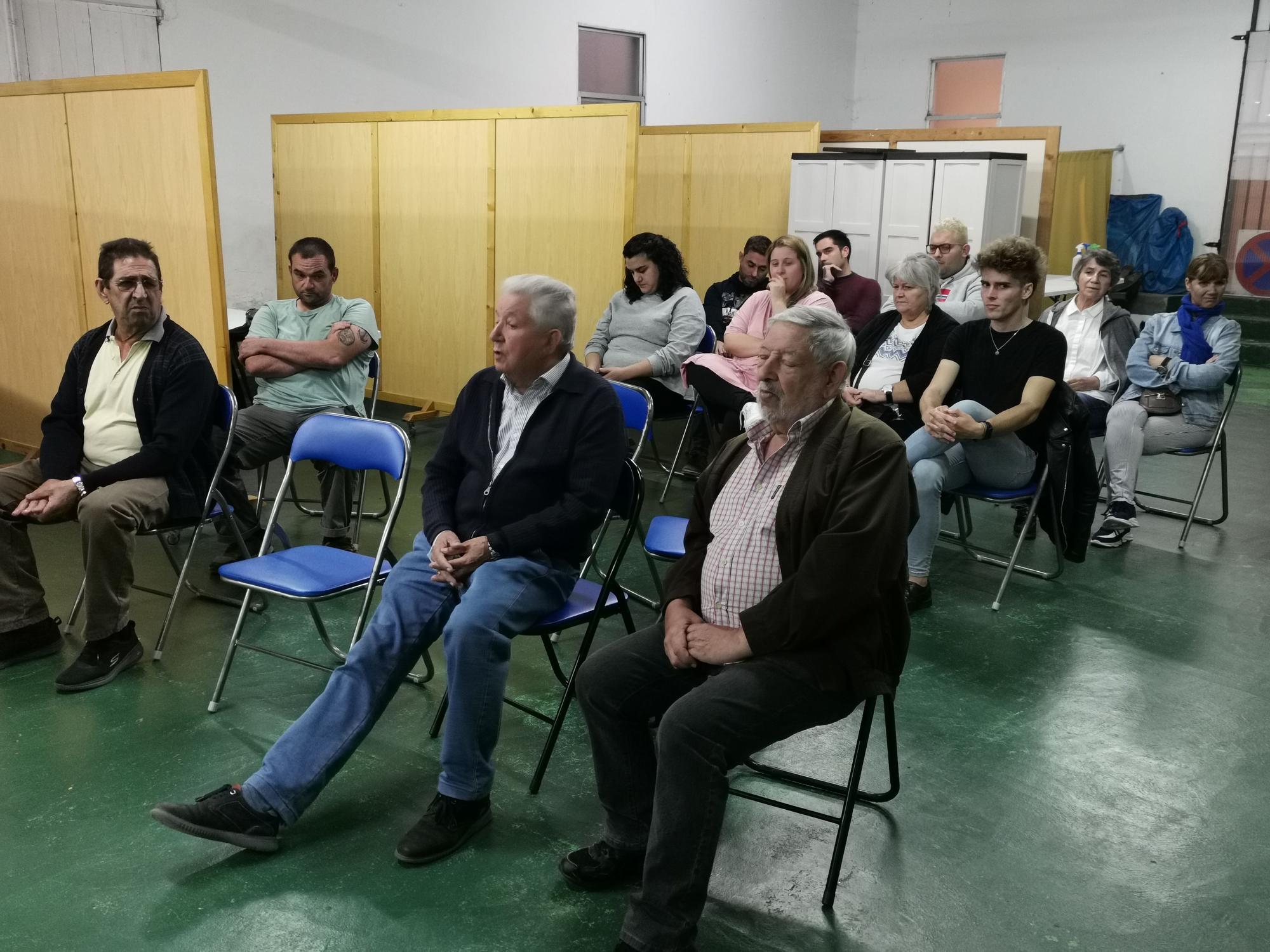 Presentes en la asamblea de la Misericordia, ayer en Cangas.