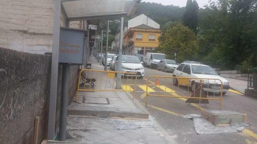 Parada de Taxis de Ribadavia en el inicio de las obras.  // L.F.