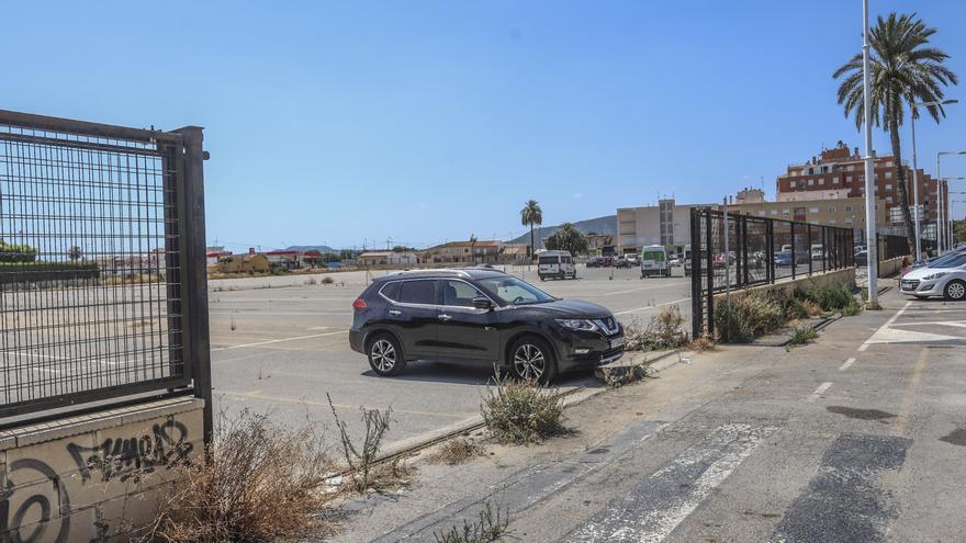 El Ayuntamiento ocupa sin contrato durante seis meses el parking de Los Huertos