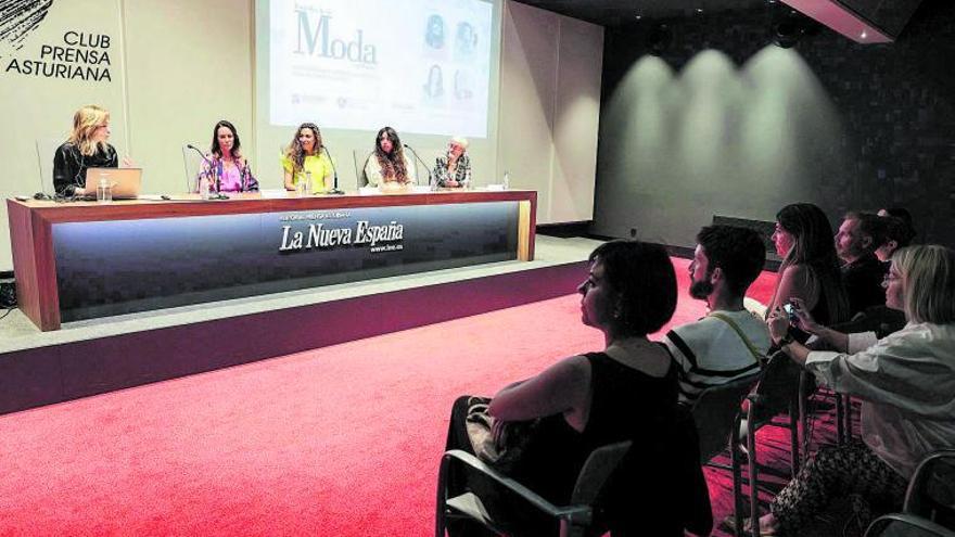 Por la izquierda, Alicia Suárez Hulton, Elisa Álvarez, Celia Bernardo, Tania Pardo y Teresa Vigón, en el Club Prensa Asturiana. | Irma Collín