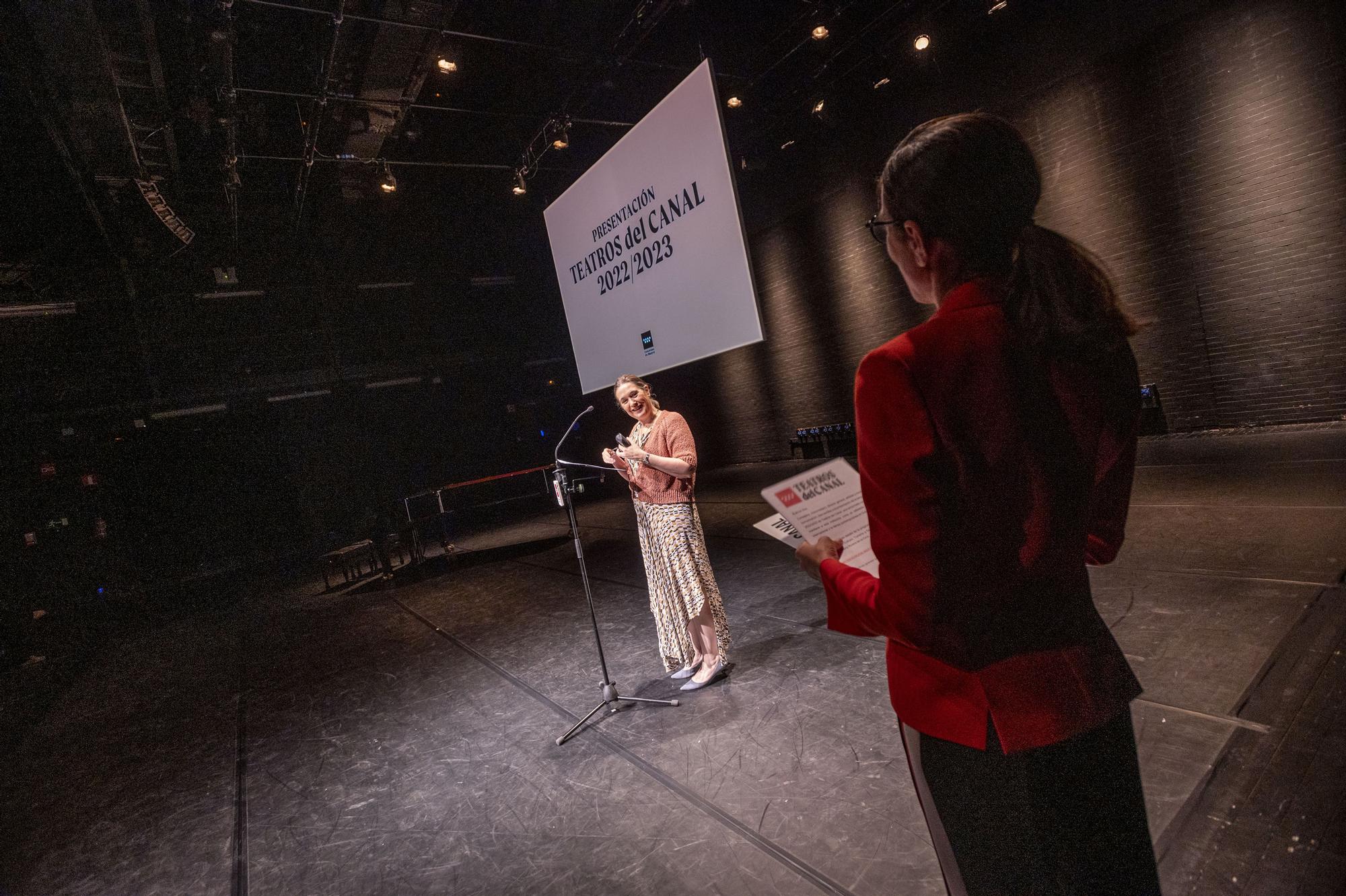 La consejera Marta Rivera de la Cruz, con el micro, y la directora de Teatros del Canal, Blanca Li, de espaldas, durante la presentación de la actual temporada.