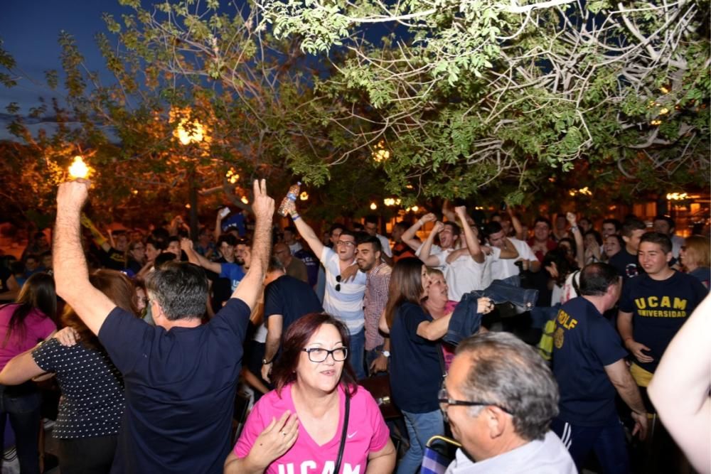 Los aficionados del UCAM lo celebran desde la universidad