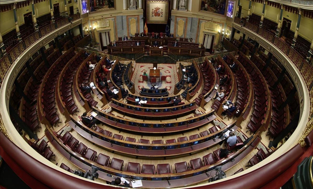 El Congreso de los Diputados, semivacío, durante la comparecencia de Pedro Sánchez para explicar la declaración de estado de alarma el 18 de marzo.